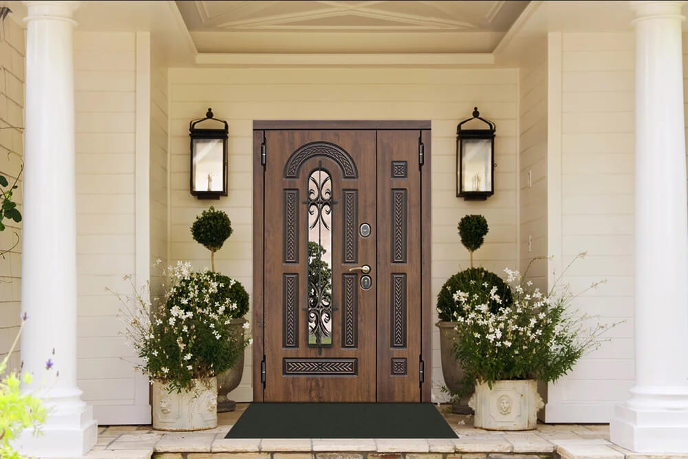 Дверь загородного дома