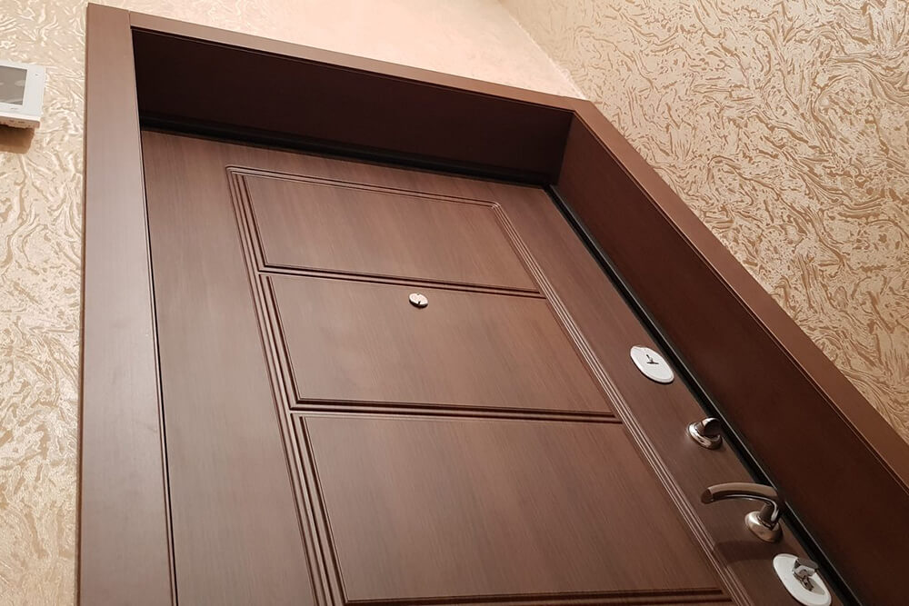 Светло-коричневая входная дверь с МДФ